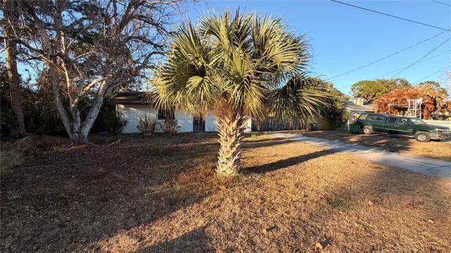 a view of a house with a yard