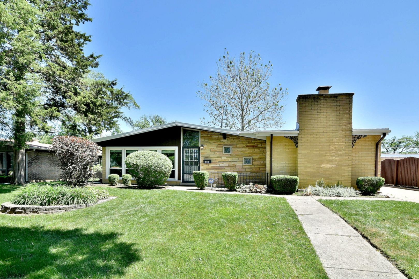 133 Highview Avenue Addison, IL 60101 - Photo 3 of 35 a front view of a house with a yard