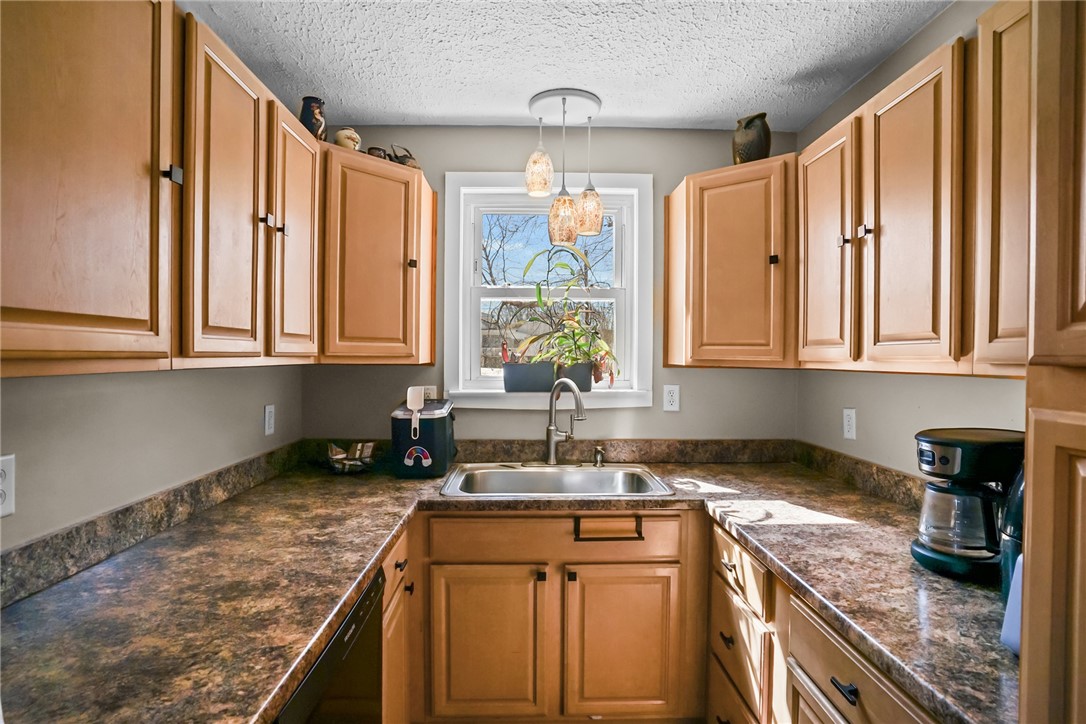85 Vermont Street Cranston, RI 02920 - Photo 4 of 34
