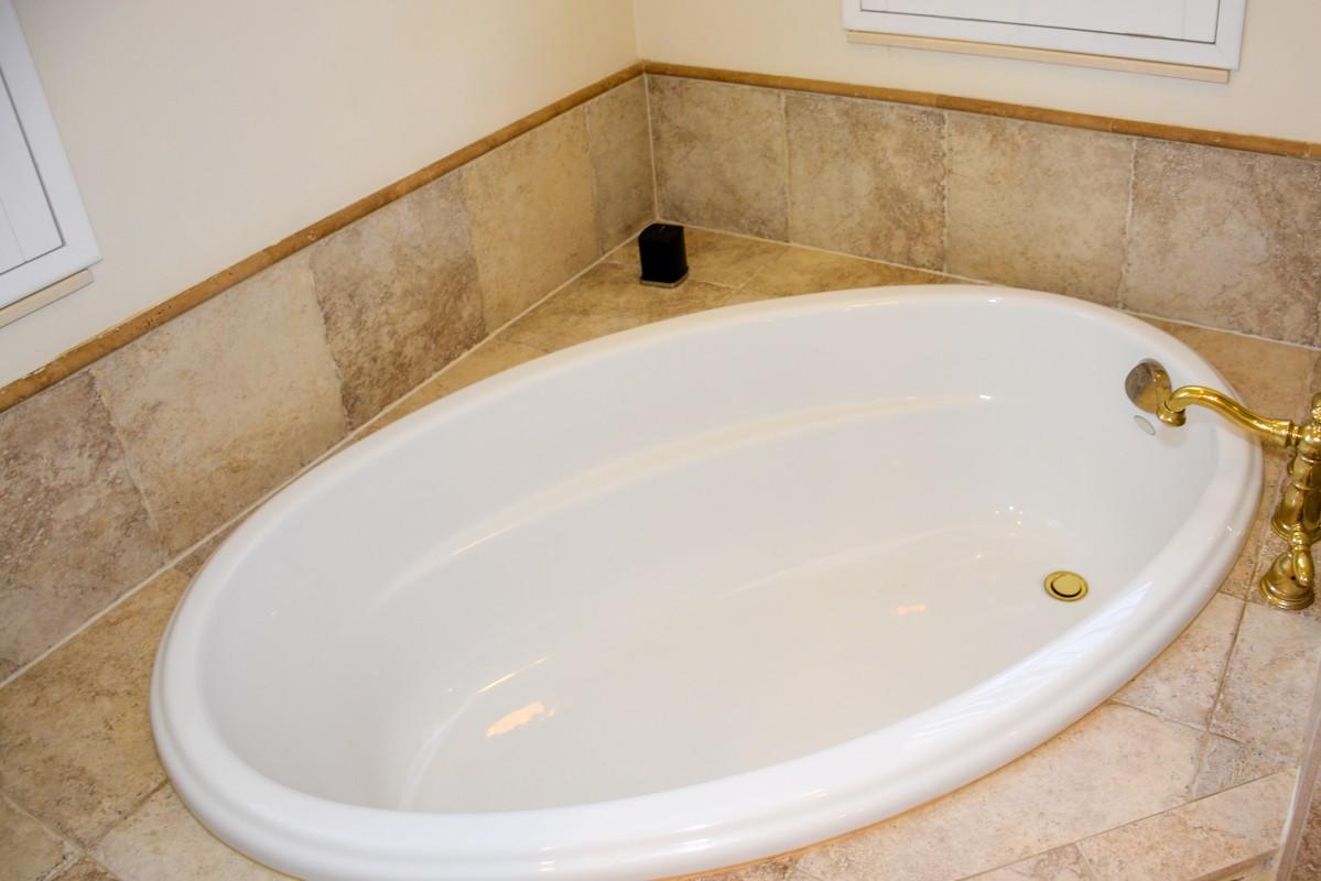 23222 L L'Ermitage Circle Boca Raton, FL 33433 - Photo 27 of 34 MASTER BATHTUB