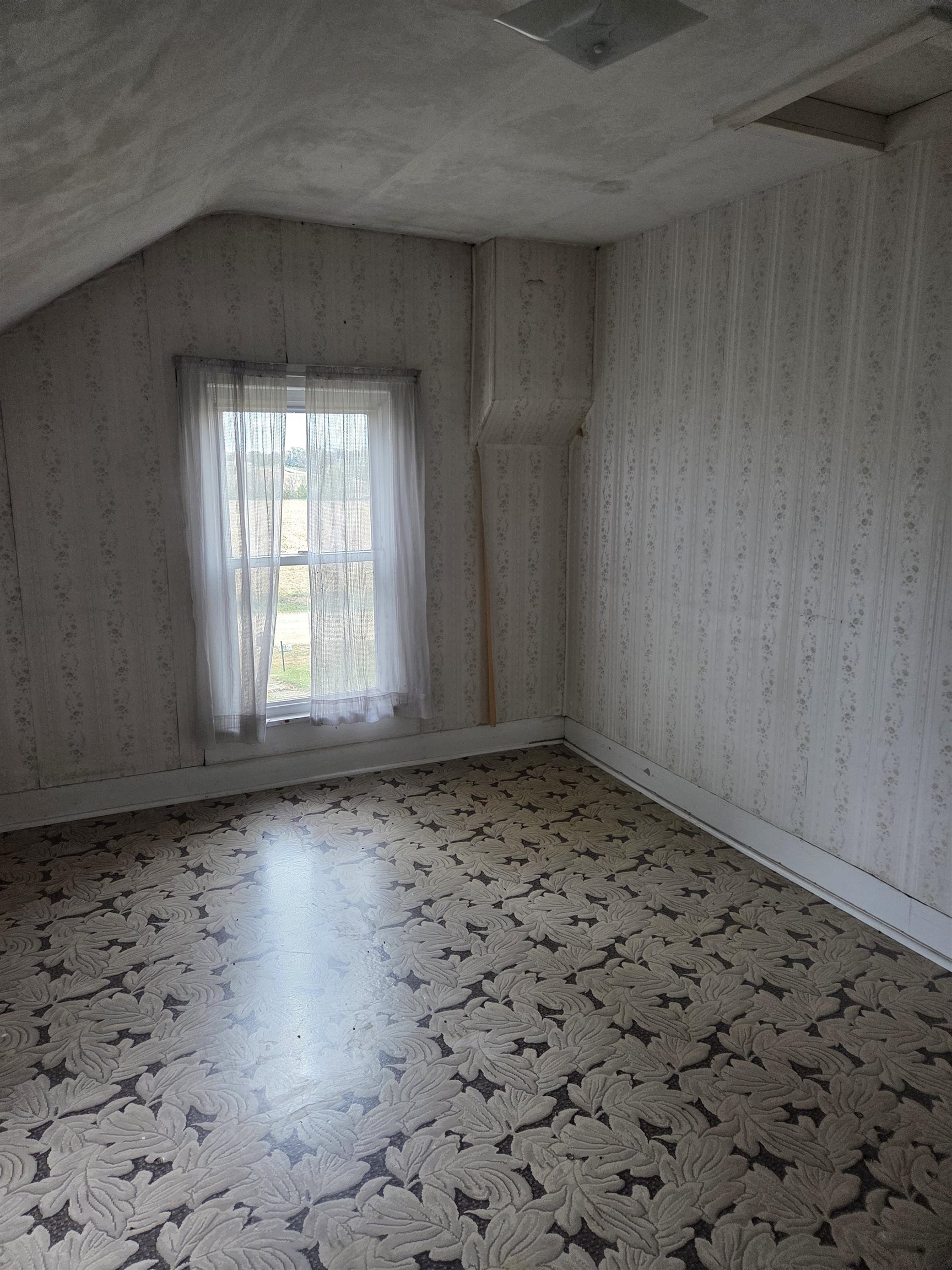 5910 North Unity Road Lena, IL 61048 - Photo 13 of 34 an empty room with windows