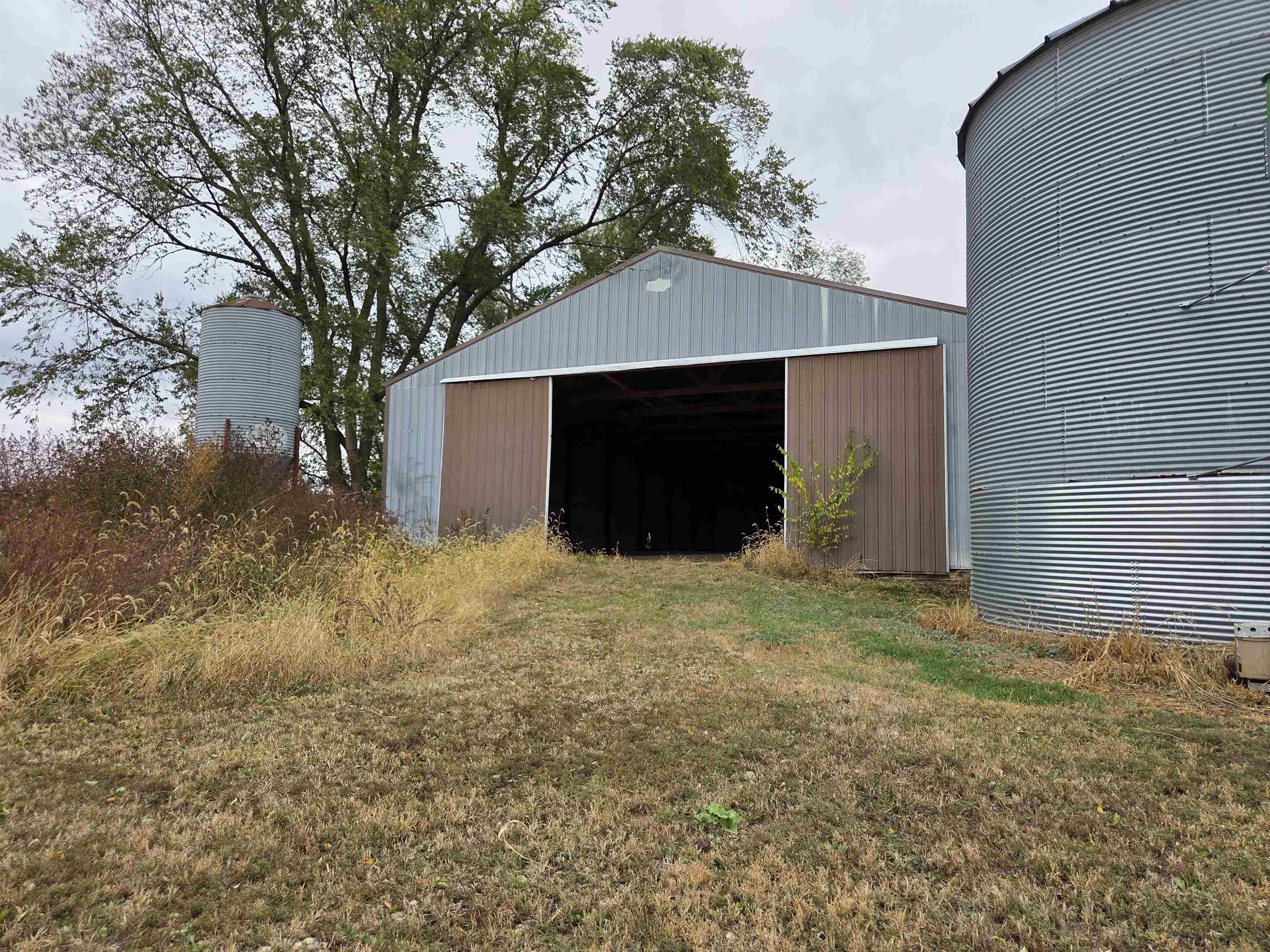 5910 North Unity Road Lena, IL 61048 - Photo 28 of 34 a backyard of a house