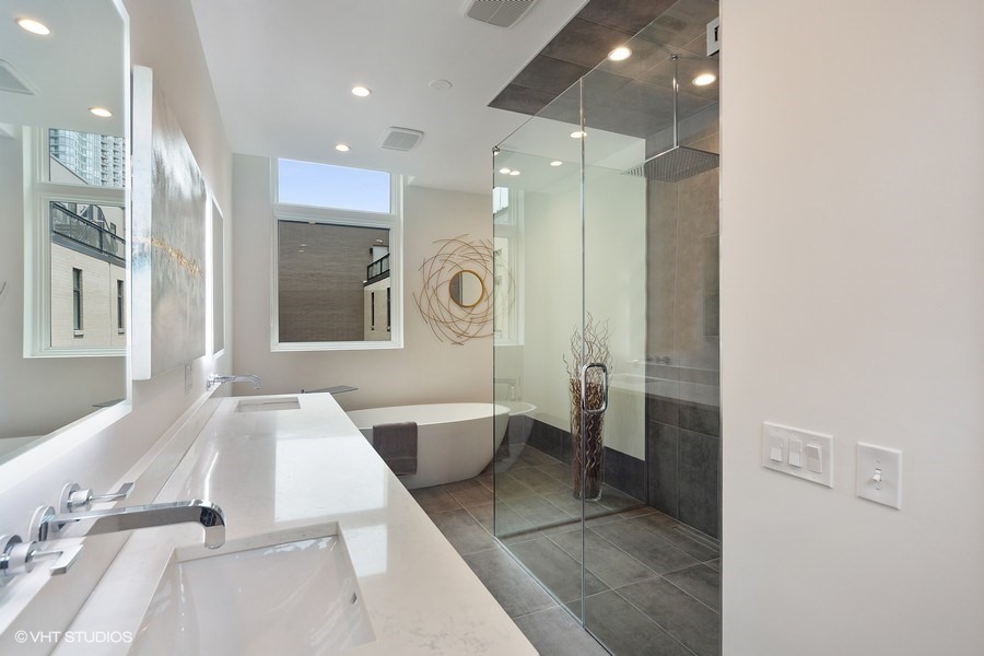 1011 North Dearborn Street Chicago, IL 60610 - Photo 18 of 33 a spacious bathroom with a tub sink and mirror