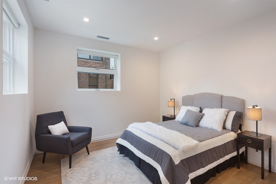 1011 North Dearborn Street Chicago, IL 60610 - Photo 22 of 33 a bedroom with a bed and a chair