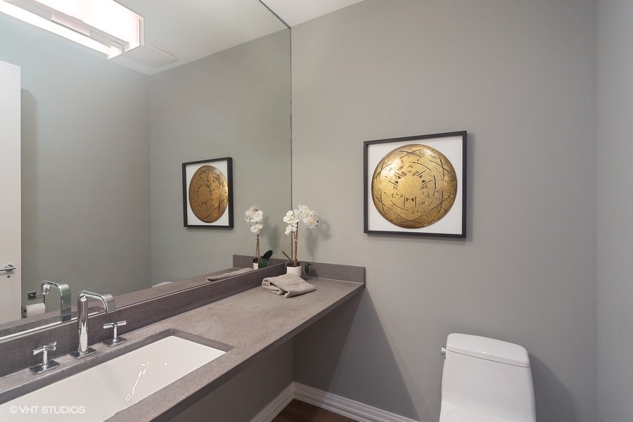 1011 North Dearborn Street Chicago, IL 60610 - Photo 9 of 33 a bathroom with a toilet a sink and a mirror