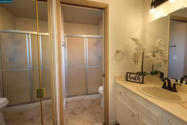 a en suite bathroom with a double vanity sink and a mirror