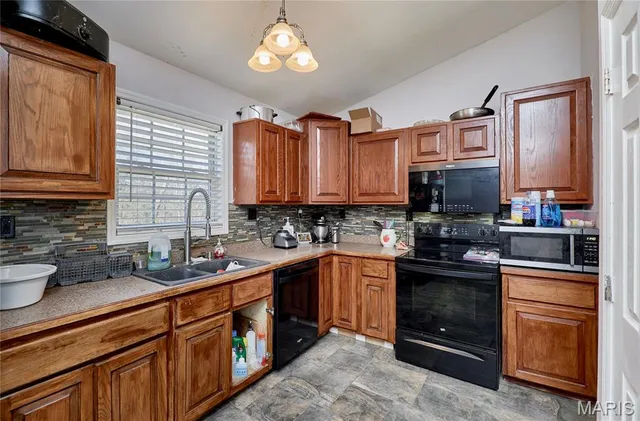 $295,000 | 80 Village Cir Drive, Winfield, MO 63389