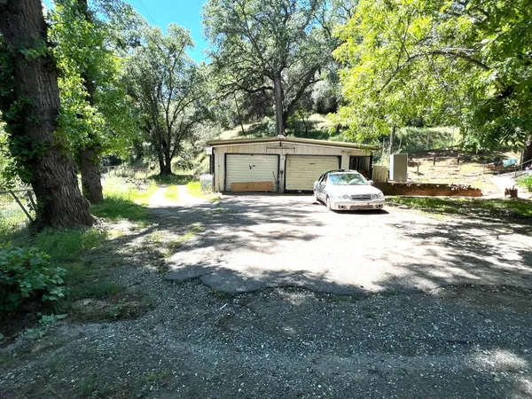 a view of back yard of the house