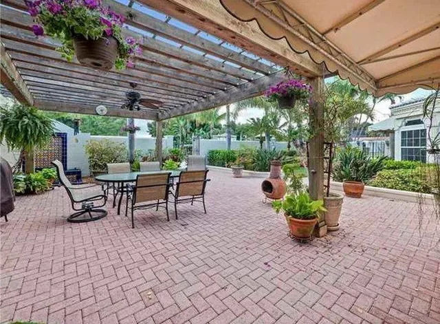 a view of a yard with a fountain