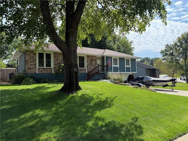 $330,000 | 124 Southwest 27th Street, Blue Springs, MO 64015