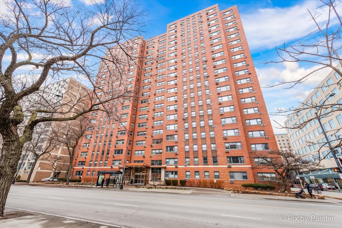 2909 North Sheridan Road, Unit 1507 Chicago, IL 60657 - Photo 18 of 27 front view of a building