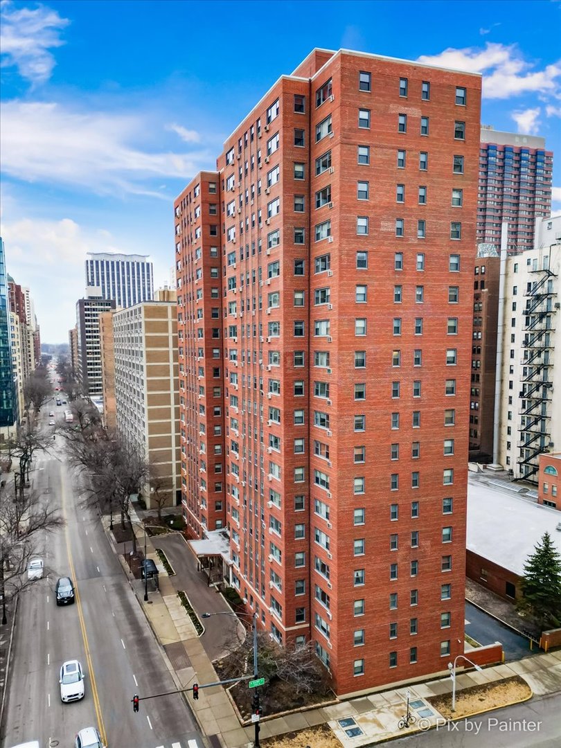 2909 North Sheridan Road, Unit 1507 Chicago, IL 60657 - Photo 21 of 27 a view of a large building
