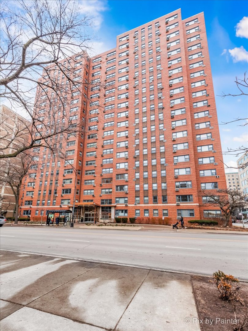 2909 North Sheridan Road, Unit 1507 Chicago, IL 60657 - Photo 25 of 27 a view of a building and a street