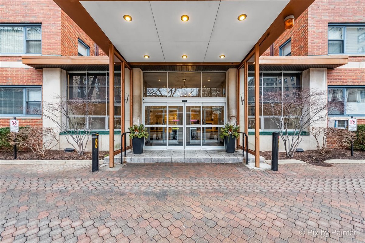 2909 North Sheridan Road, Unit 1507 Chicago, IL 60657 - Photo 26 of 27 a front view of a building with glass door