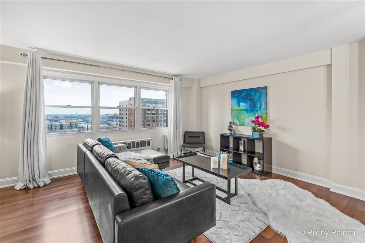 2909 North Sheridan Road, Unit 1507 Chicago, IL 60657 - Photo 4 of 27 a living room with furniture and a potted plant