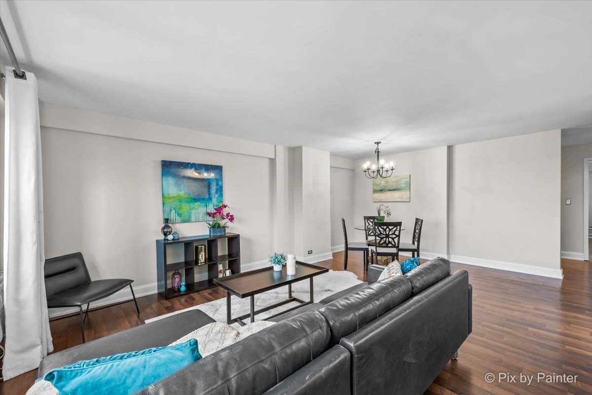 2909 North Sheridan Road, Unit 1507 Chicago, IL 60657 - Photo 5 of 27 a living room with furniture and a wooden floor