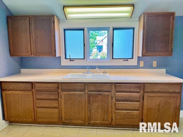 511 Main Avenue Clinton, IA 52732 - Photo 3 of 25