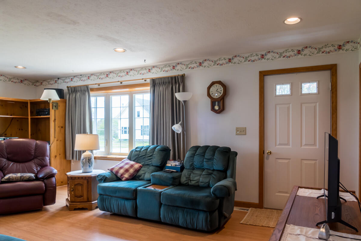 800 North Road Yarmouth, ME 04096 - Photo 15 of 60 14-Living room (2 of 5)