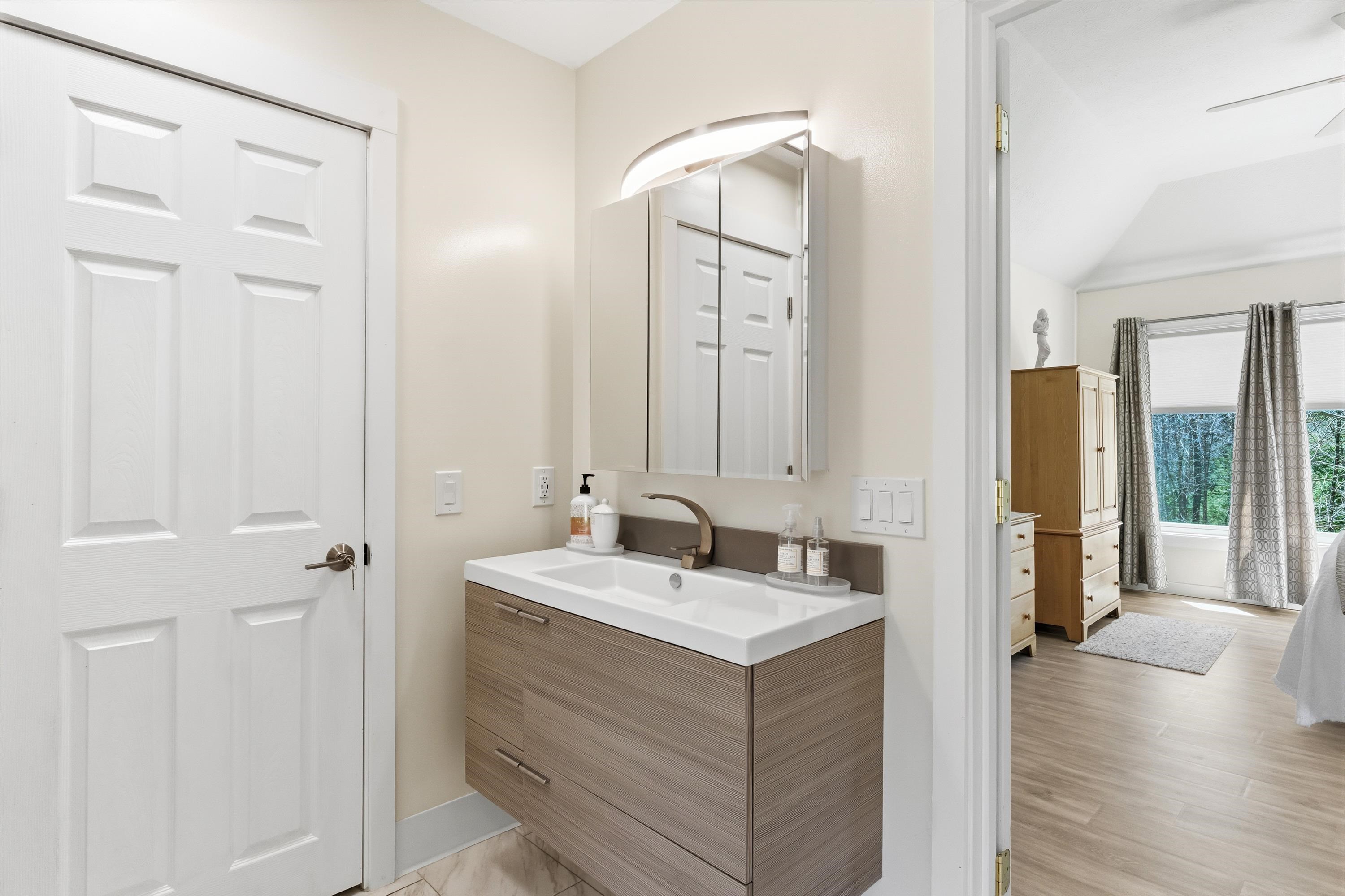 8 Flag Court Auburn, NH 03032 - Photo 22 of 40