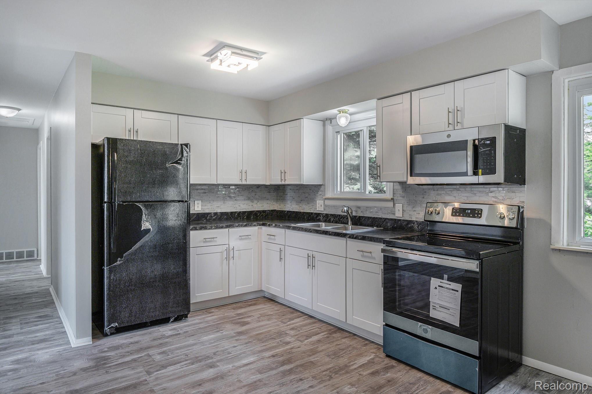 2386 South Genesee Road Burton, MI 48519 - Photo 5 of 16 4.jpg