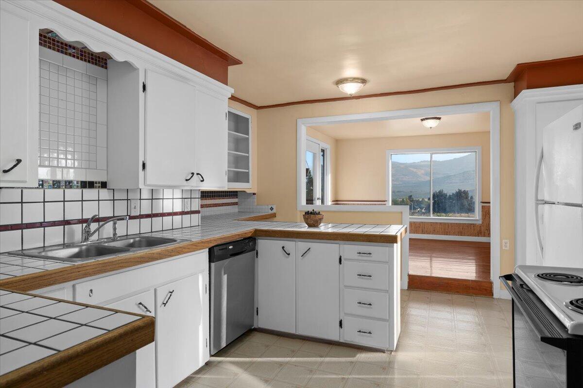 202 Pleasant View Talent, OR 97540 - Photo 19 of 65 Kitchen thu dining