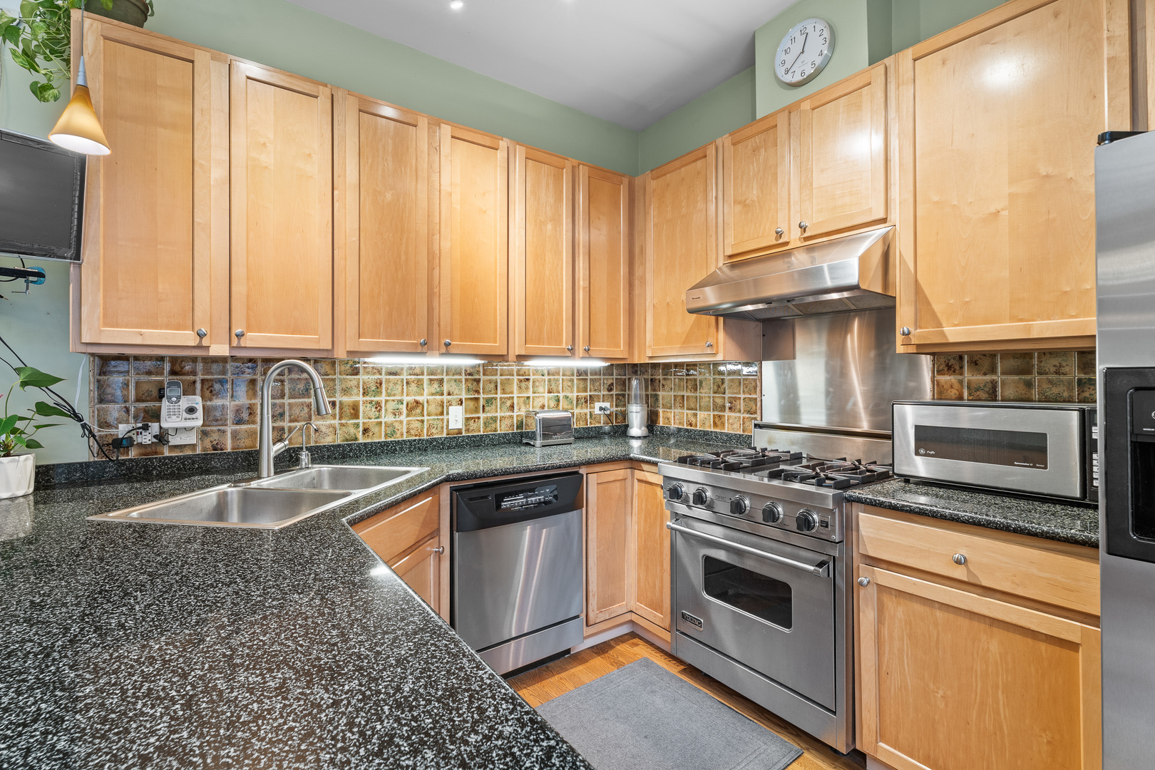 310 North Clinton Street, Unit E Chicago, IL 60661 - Photo 13 of 30