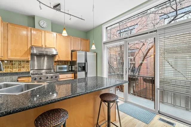 $749,000 | 310 North Clinton Street, Unit E, Chicago, IL 60661