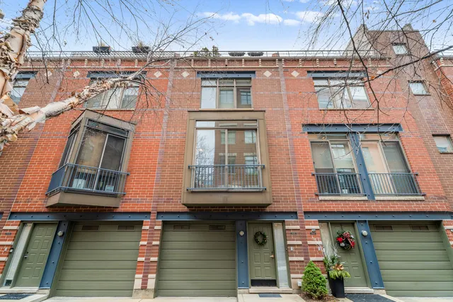 $749,000 | 310 North Clinton Street, Unit E, Chicago, IL 60661