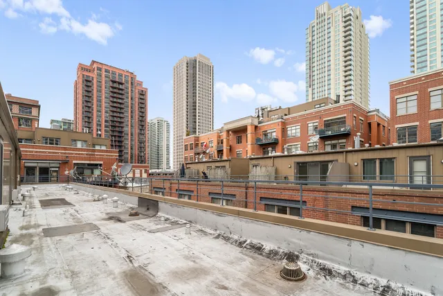$749,000 | 310 North Clinton Street, Unit E, Chicago, IL 60661
