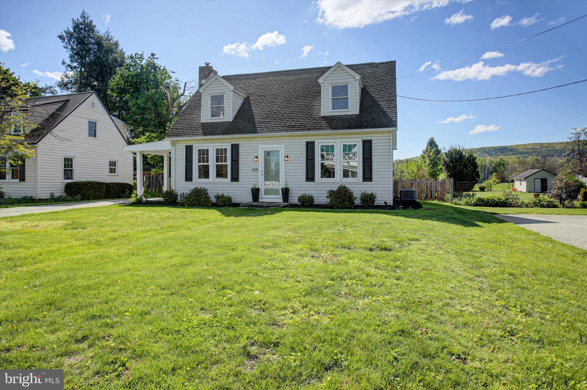 225 Pine Road Mount Holly Springs, PA 17065 - Photo 3 of 38