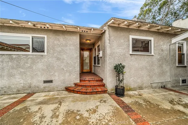 $2,800 | 239 1/2 Coronado Avenue, Long Beach, CA 90803