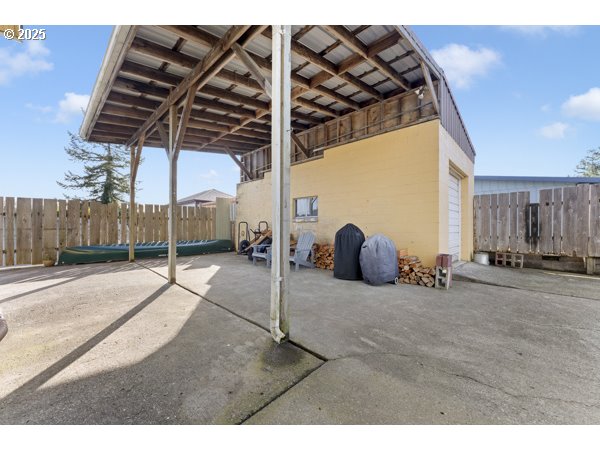 1508 Union Avenue North Bend, OR 97459 - Photo 38 of 43