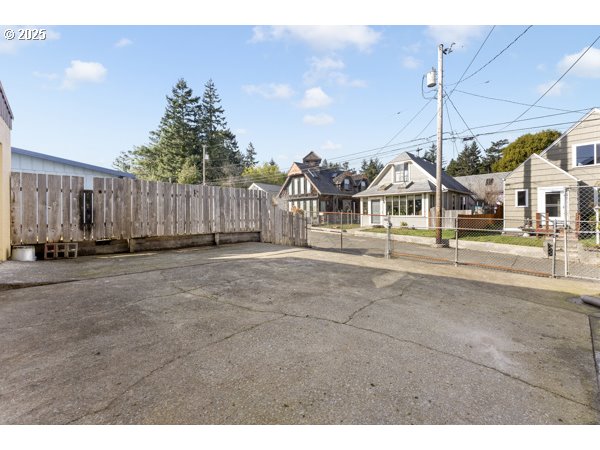 1508 Union Avenue North Bend, OR 97459 - Photo 39 of 43