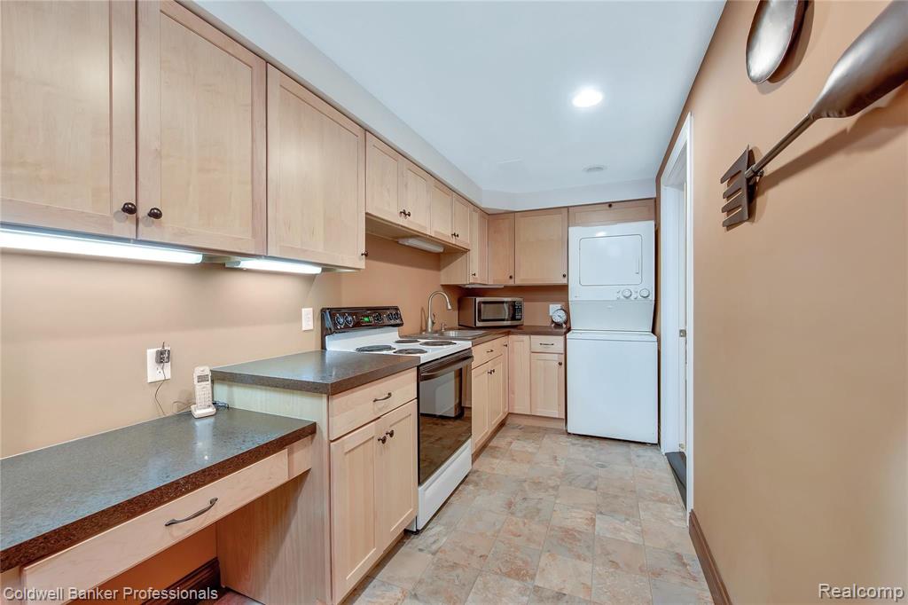 135 West Hickory Grove Road Bloomfield Hills, MI 48304 - Photo 28 of 42