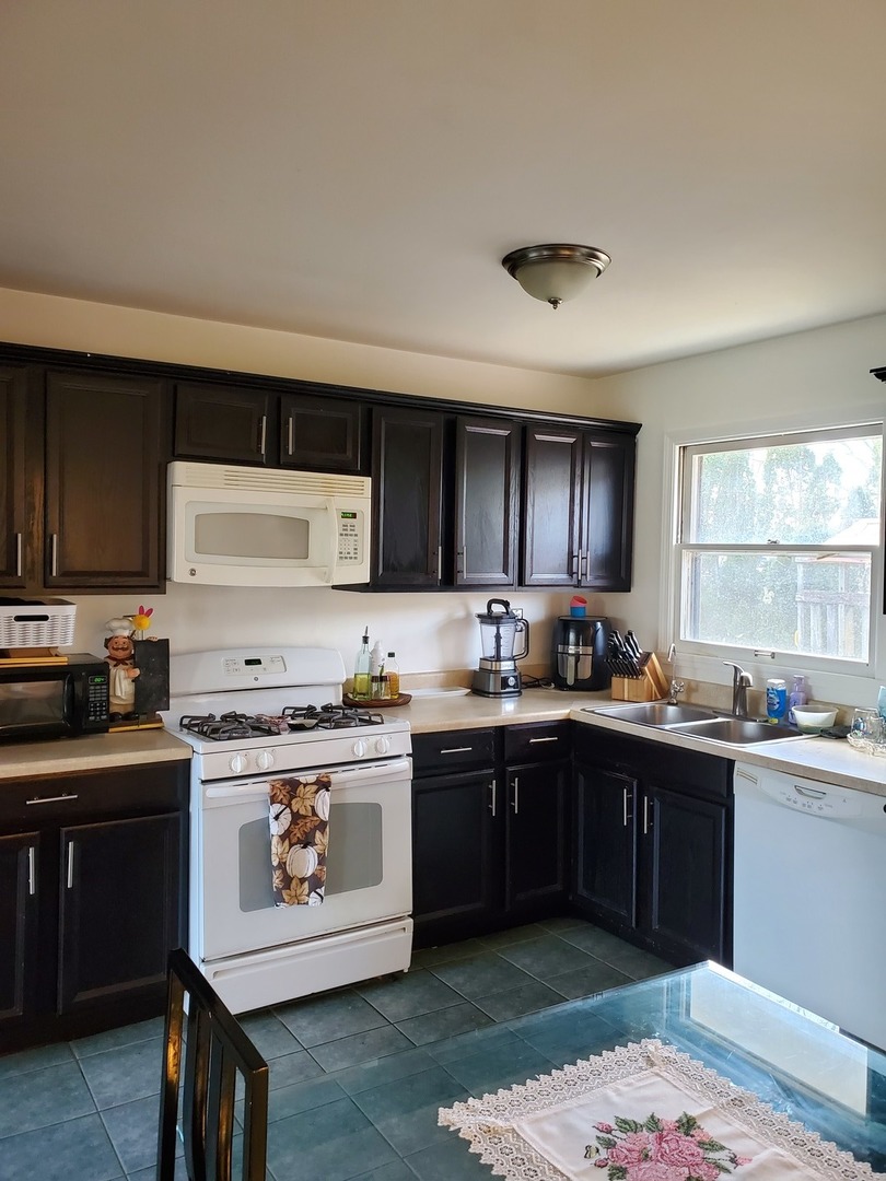 309 Kent Road McHenry, IL 60051 - Photo 8 of 25 a kitchen with a sink stove and cabinets