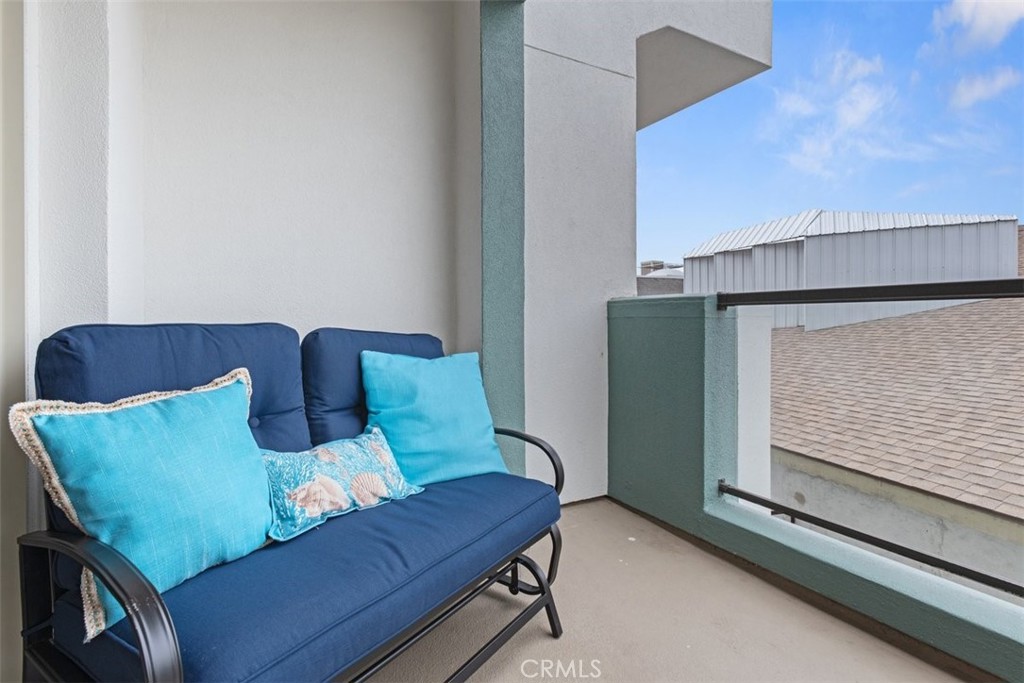 198 Main Street, Unit 205 Pismo Beach, CA 93449 - Photo 5 of 18 a living room with furniture