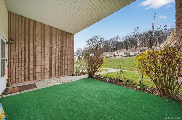 a view of a backyard