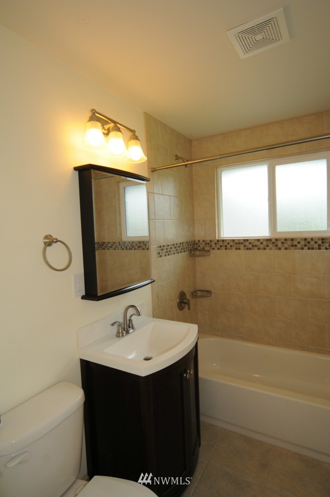 810 Queen Avenue Northeast Renton, WA 98056 - Photo 13 of 25