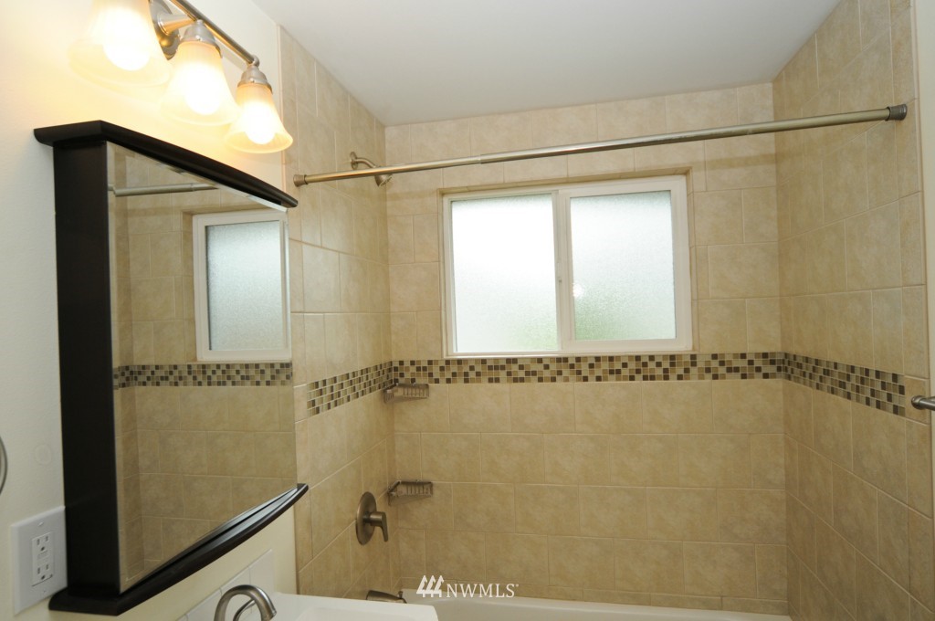 810 Queen Avenue Northeast Renton, WA 98056 - Photo 14 of 25