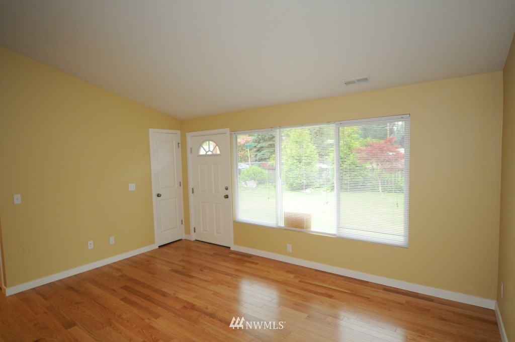 810 Queen Avenue Northeast Renton, WA 98056 - Photo 4 of 25