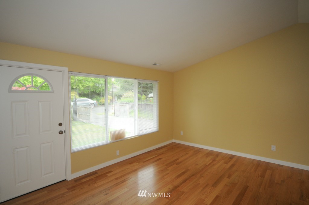810 Queen Avenue Northeast Renton, WA 98056 - Photo 5 of 25
