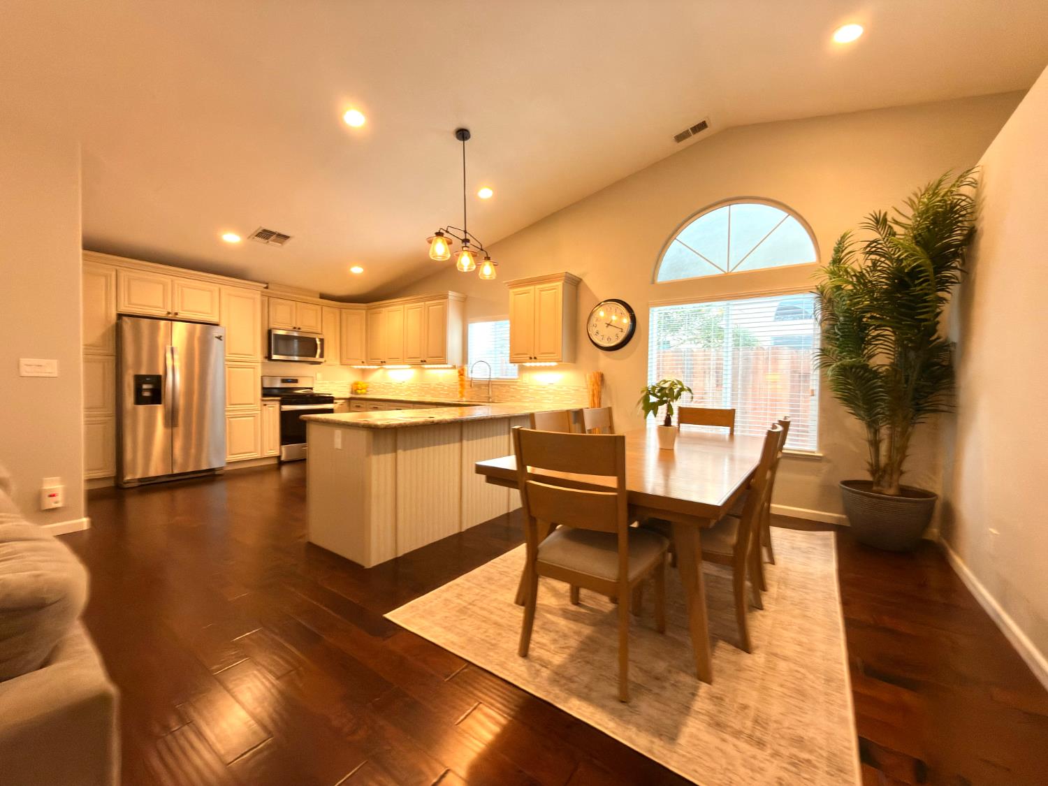 775 Oldenburg Way Galt, CA 95632 - Photo 4 of 31 a large kitchen with a table and chairs