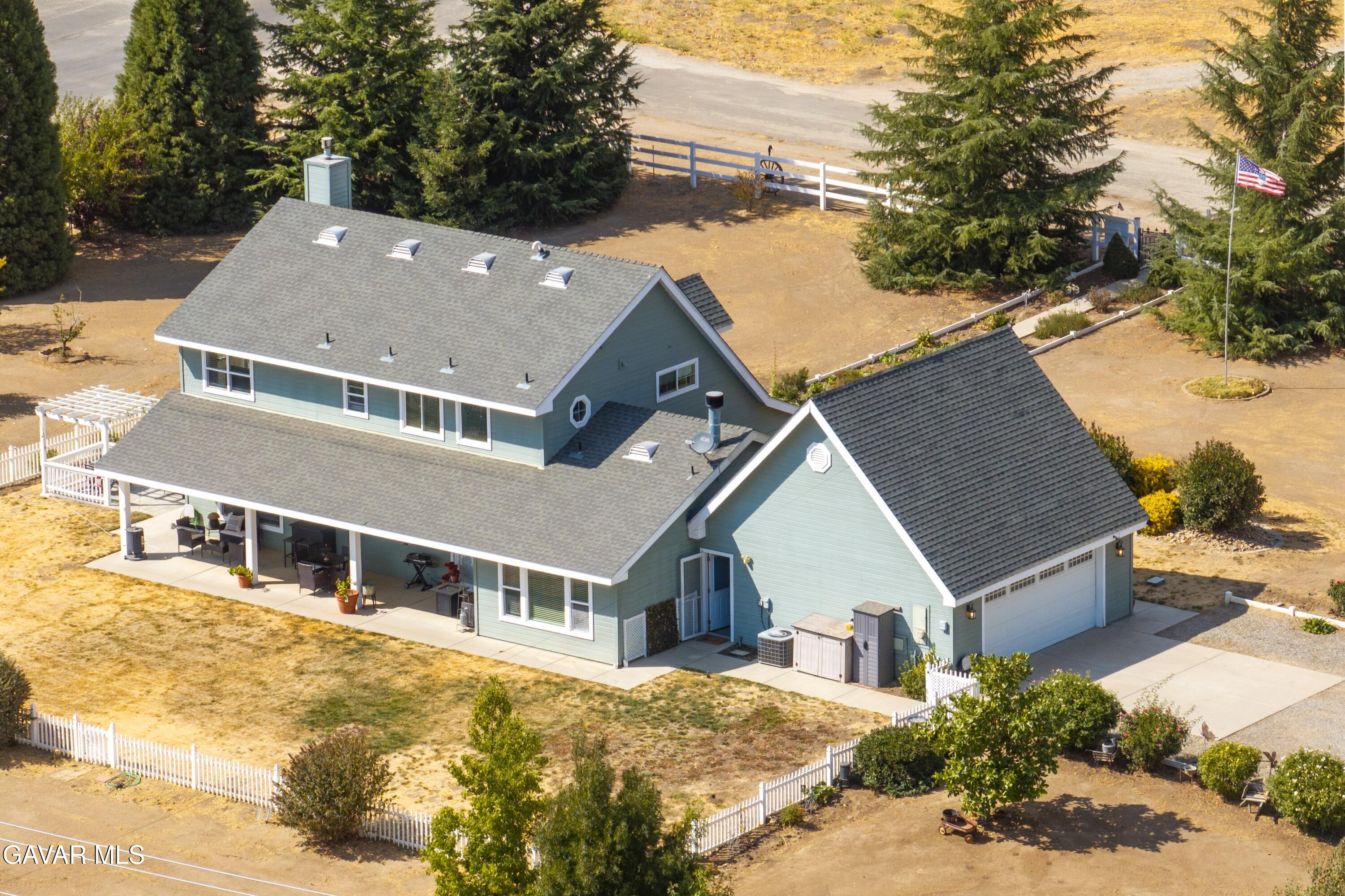 27450 Harness Drive Tehachapi, CA 93561 - Photo 23 of 44 front view of house with a yard
