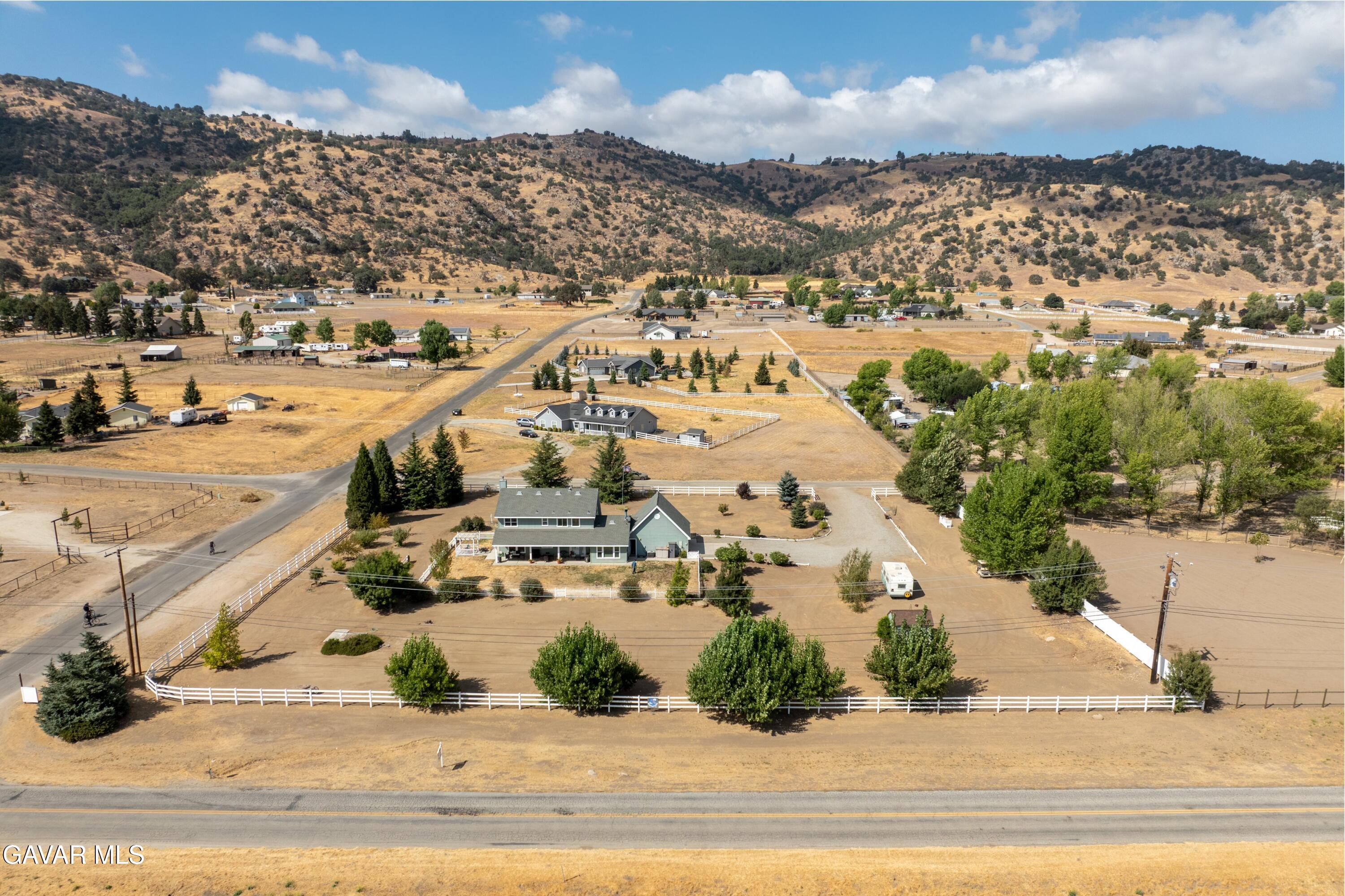 27450 Harness Drive Tehachapi, CA 93561 - Photo 33 of 44 an aerial view of residential houses with outdoor space