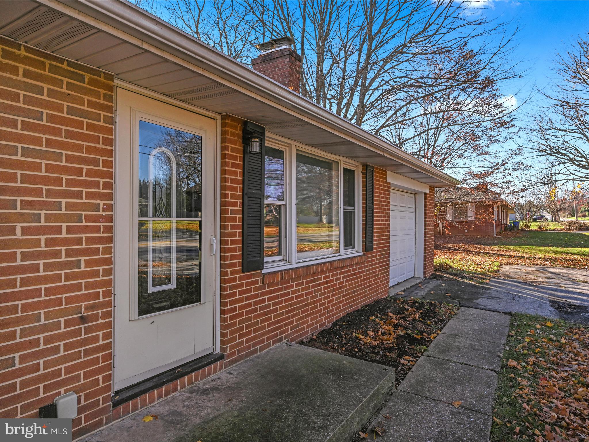 2060 Greenbriar Road York, PA 17404 - Photo 4 of 28 Front