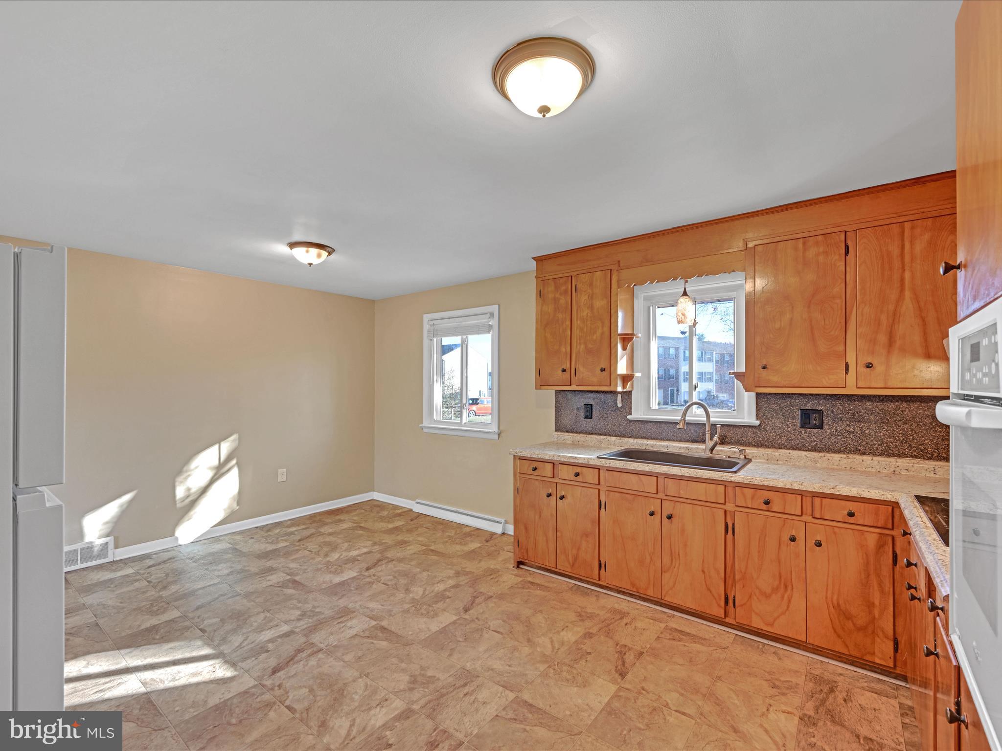 2060 Greenbriar Road York, PA 17404 - Photo 8 of 28 Eat-In-KItchen