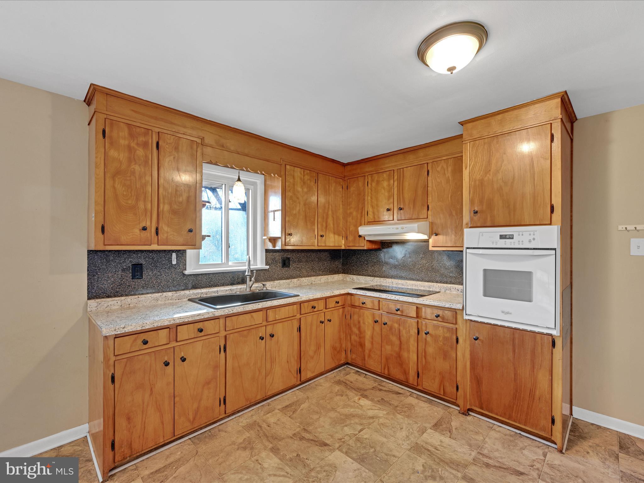 2060 Greenbriar Road York, PA 17404 - Photo 10 of 28 Eat-In-KItchen