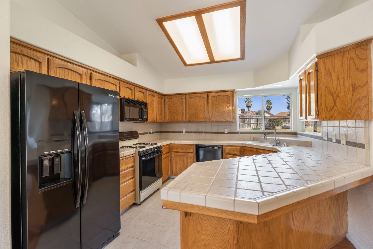 520 South Burgundy Street Kerman, CA 93630 - Photo 11 of 44