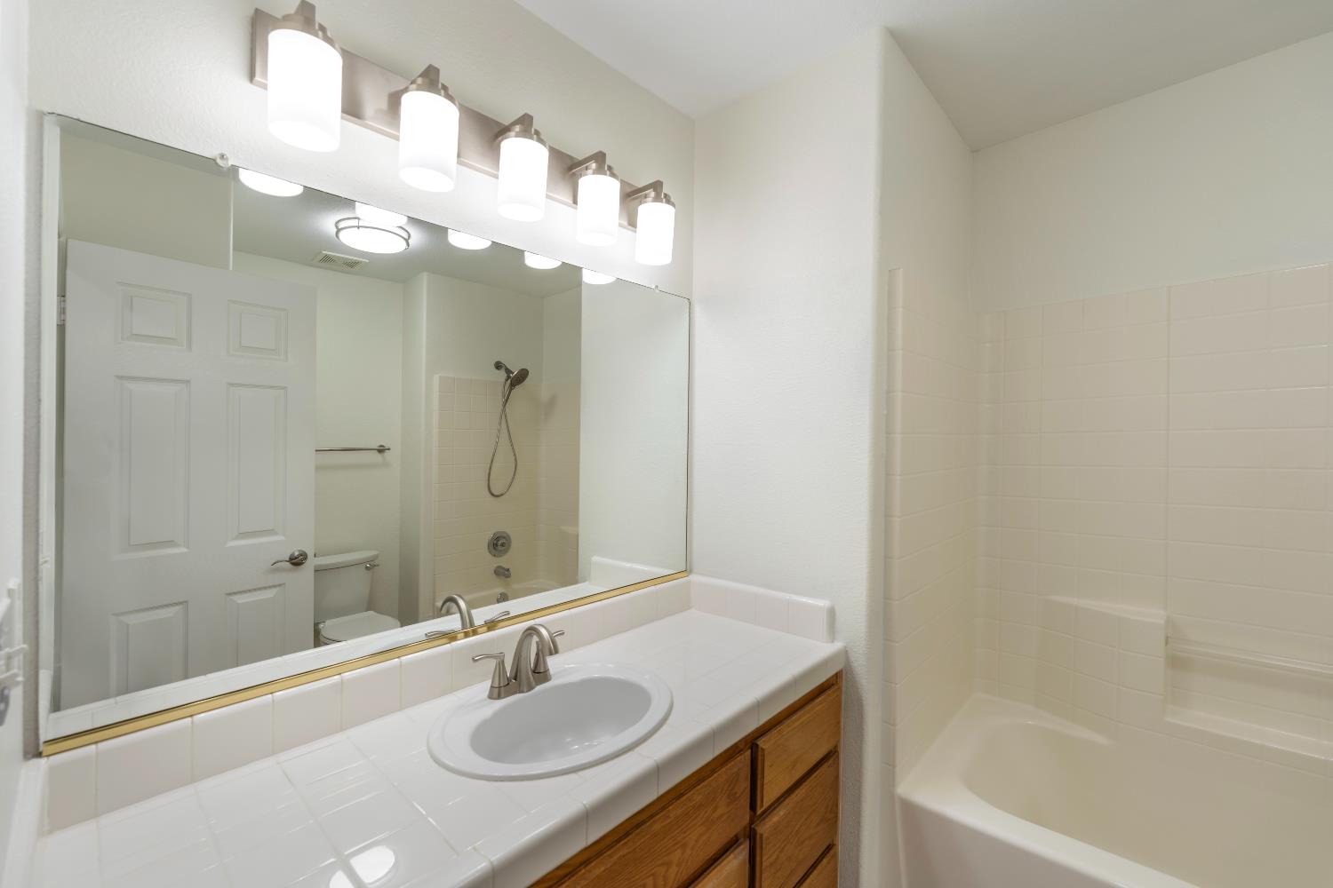 520 South Burgundy Street Kerman, CA 93630 - Photo 3 of 44