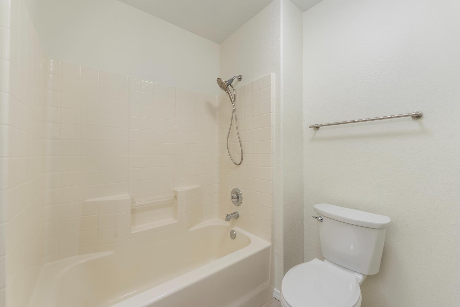 520 South Burgundy Street Kerman, CA 93630 - Photo 4 of 44